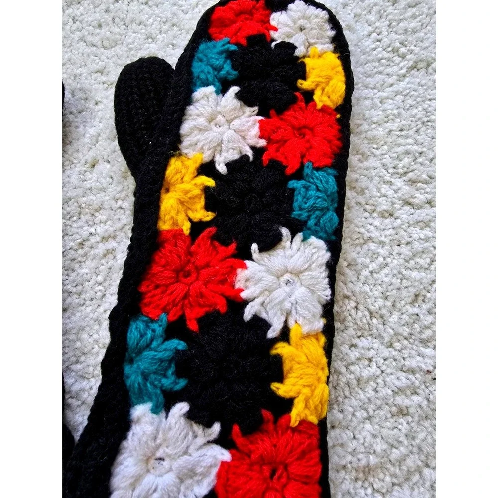 Vintage 1970s Crochet Mittens Women Colorful Floral Black‎ Knit Winter Gloves